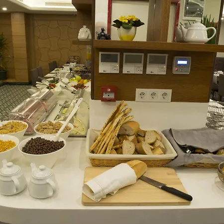 Cumbali Plaza Hotell 3*